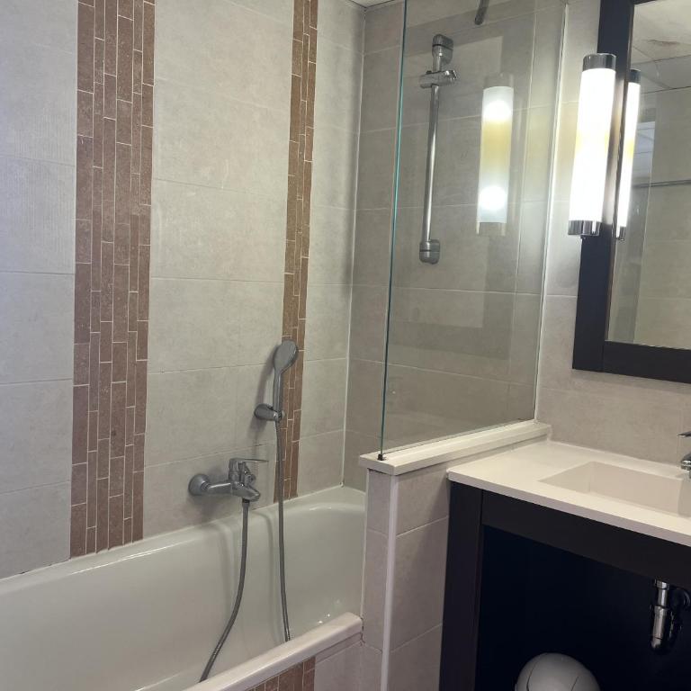 CAP HERMES 312, T2,3, 40m2 clim, parking, piscine - Appartement 2 Chambres avec Terrasse et Vue sur la Mer - 9