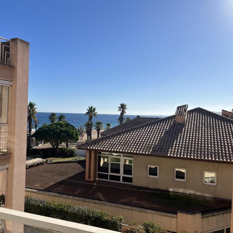 CAP HERMES 312, T2,3, 40m2 clim, parking, piscine - Appartement 2 Chambres avec Terrasse et Vue sur la Mer - 17