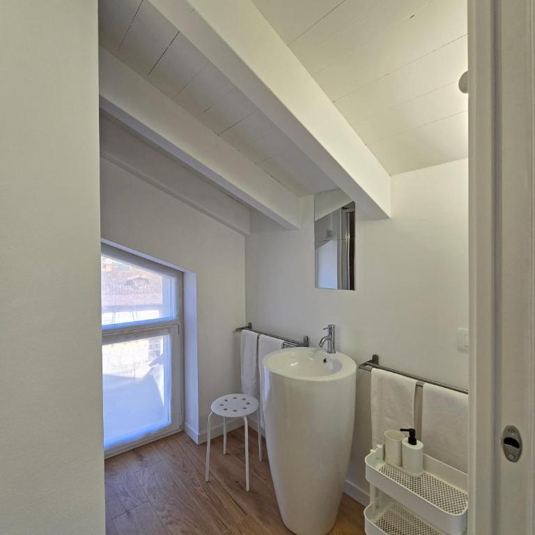 Casa Montebello - One-Bedroom Loft Apartment with Balcony - 9