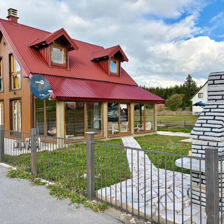 Monteglobal House - Three-Bedroom House - 1