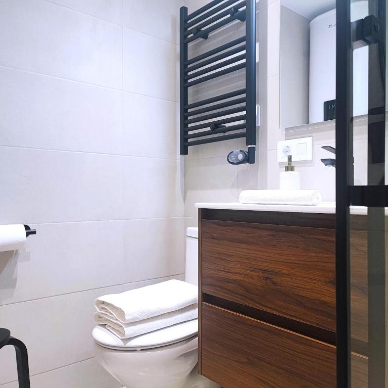 AC Apartaments Centre - Estudio con vistas a las montañas - 9