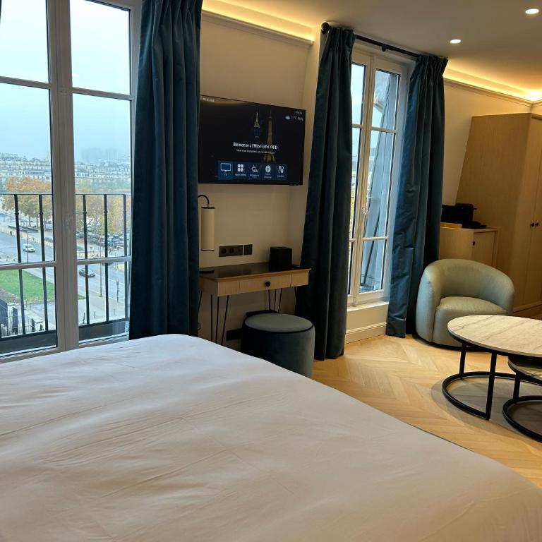 Eiffel Yard Hotel - Junior Suite - Eiffel Tower Side View - 2