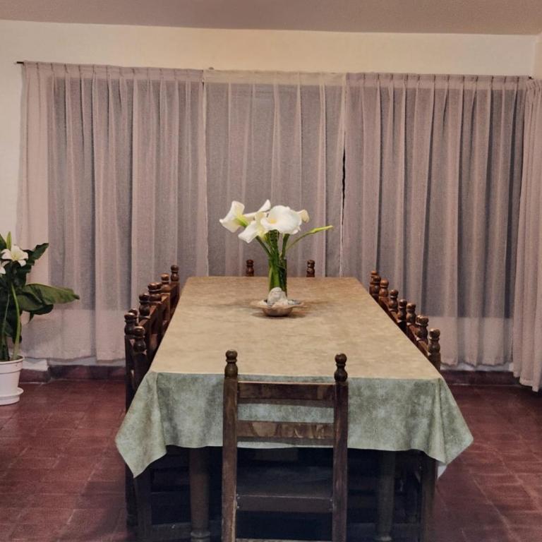 Davolio Hosting - Three-Bedroom House - 4