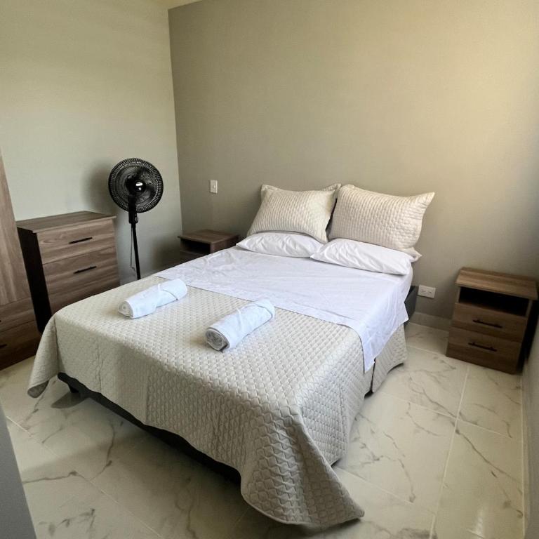Moderno Apt en Reserva del Peñón en Girardot - Three-Bedroom Apartment - 3