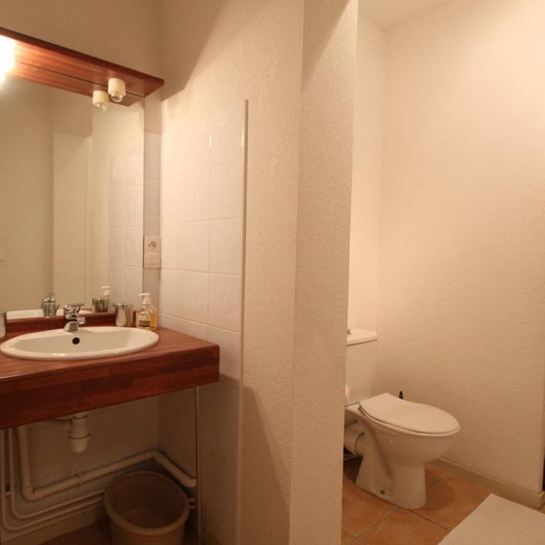 Appartement de 45m² avec balcon, 5 couchages, à 300m des pistes et commerces, bien équipé - FR-1-572-103 - Appartement - 3