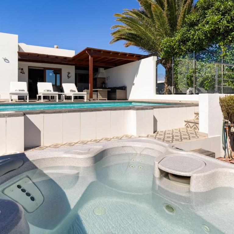3 bedroom villa with pool and jacuzzi - Three-Bedroom Villa - 5