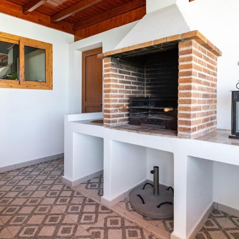 3 bedroom villa with pool and jacuzzi - Three-Bedroom Villa - 17