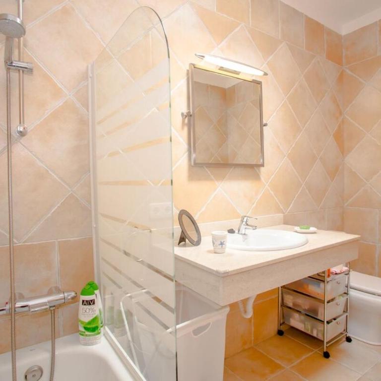 3 bedroom villa with pool and jacuzzi - Three-Bedroom Villa - 34