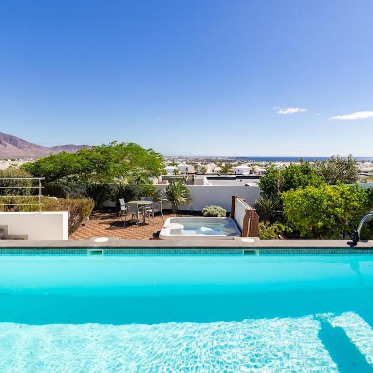 3 bedroom villa with pool and jacuzzi - Three-Bedroom Villa - 2