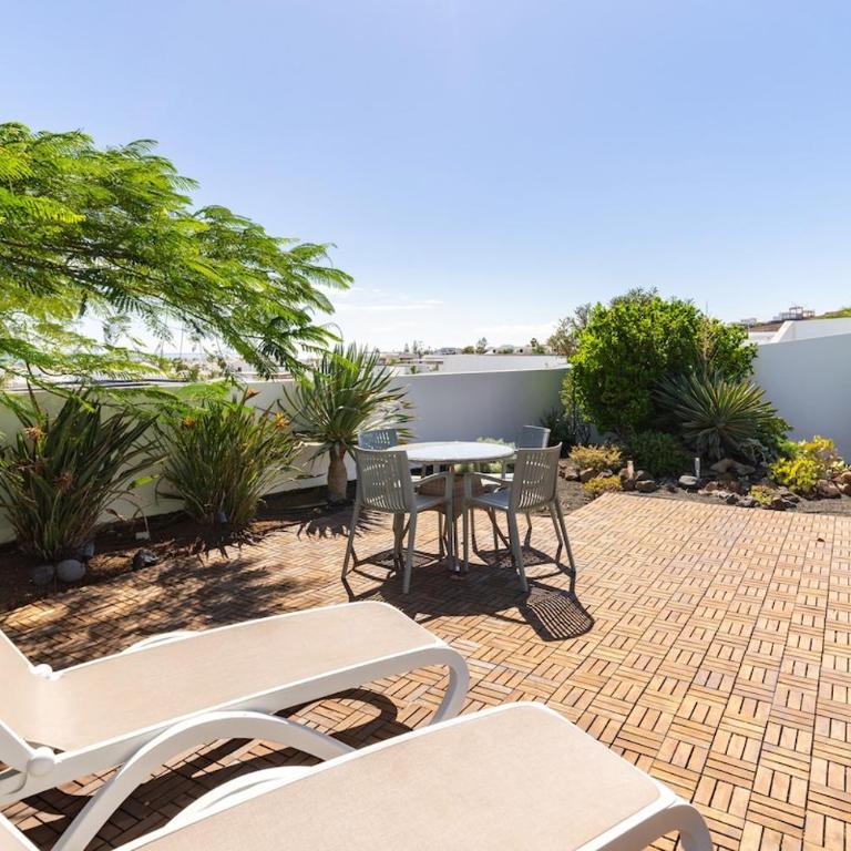 3 bedroom villa with pool and jacuzzi - Three-Bedroom Villa - 6