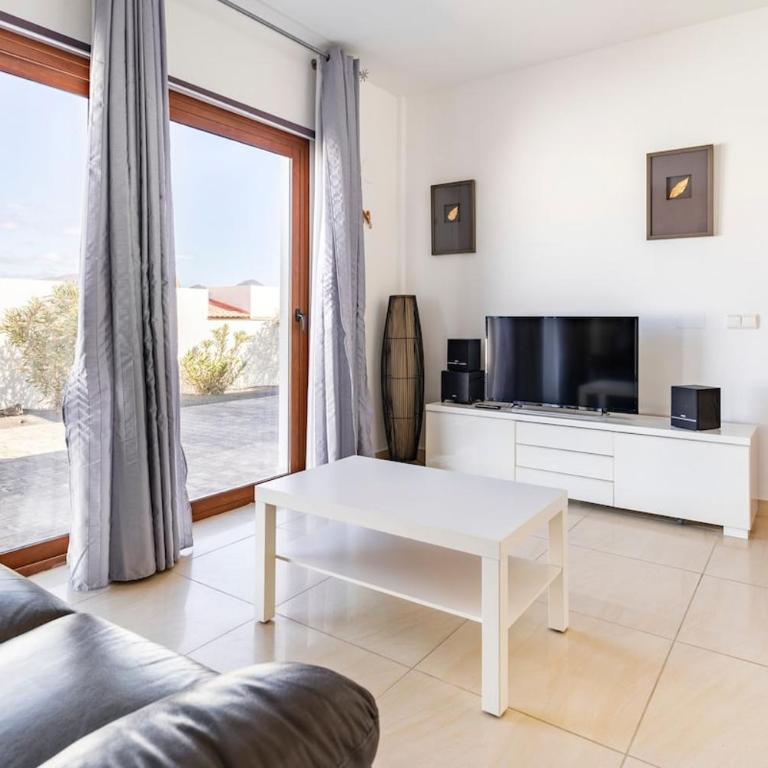 3 bedroom villa with pool and jacuzzi - Three-Bedroom Villa - 32