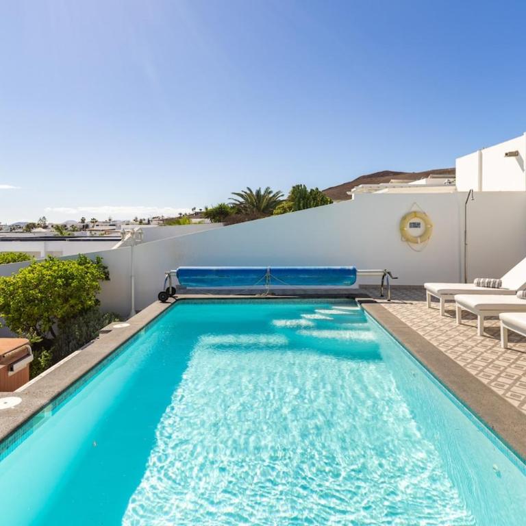 3 bedroom villa with pool and jacuzzi - Three-Bedroom Villa - 8