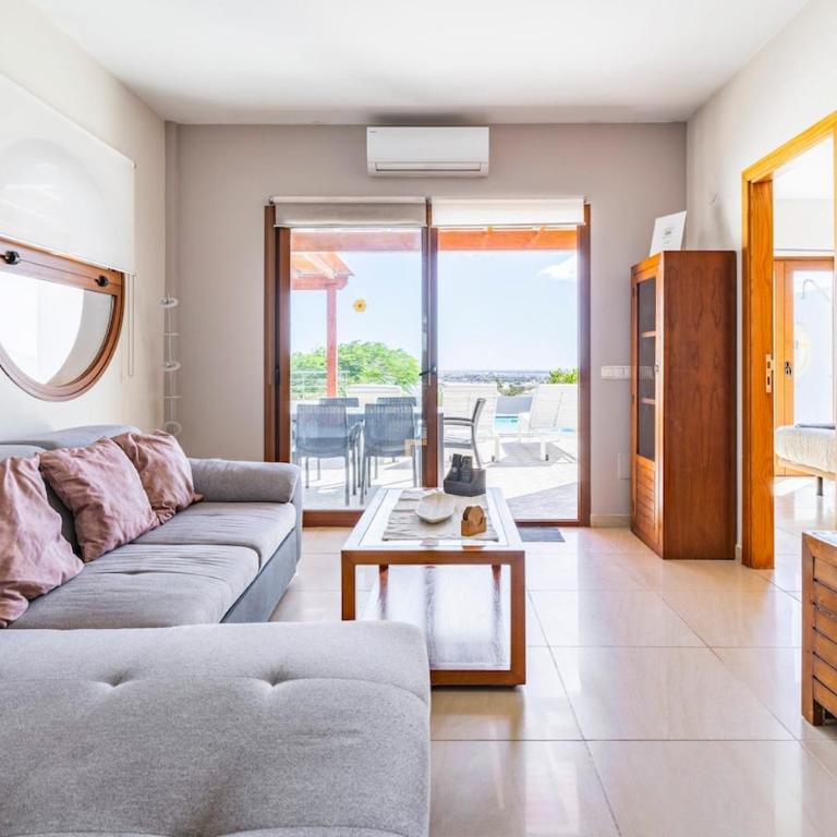 3 bedroom villa with pool and jacuzzi - Three-Bedroom Villa - 24