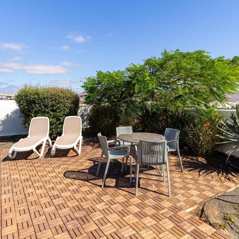3 bedroom villa with pool and jacuzzi - Three-Bedroom Villa - 10