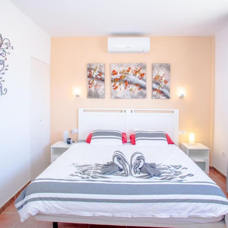 3 bedroom villa with pool and jacuzzi - Three-Bedroom Villa - 38