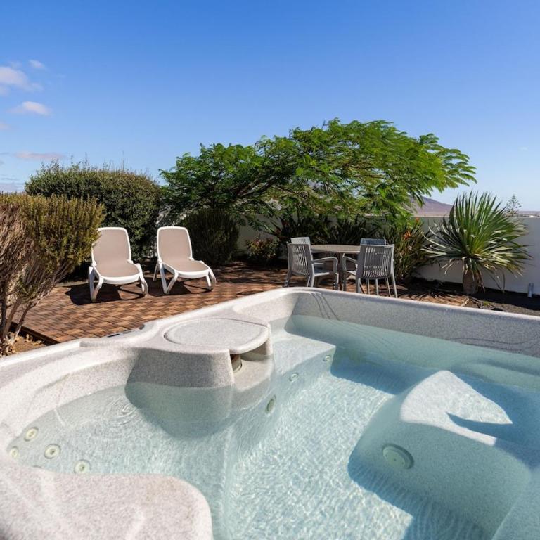 3 bedroom villa with pool and jacuzzi - Three-Bedroom Villa - 30