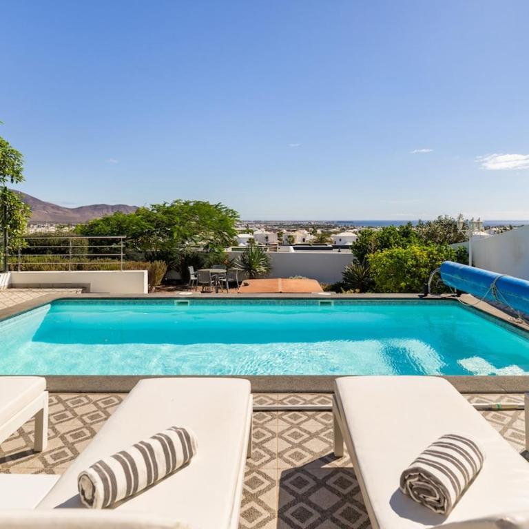 3 bedroom villa with pool and jacuzzi - Three-Bedroom Villa - 12