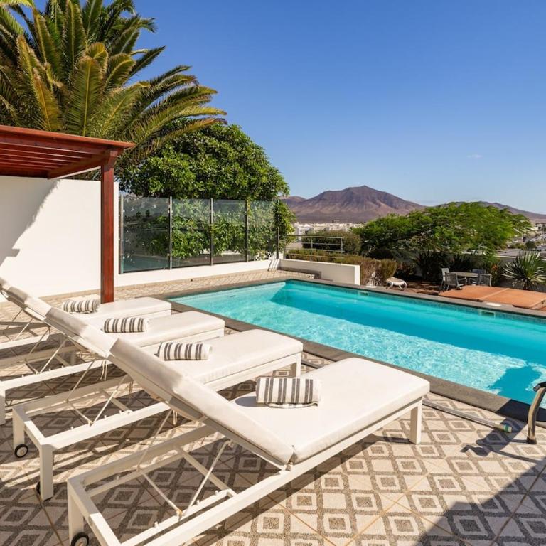 3 bedroom villa with pool and jacuzzi - Three-Bedroom Villa - 16