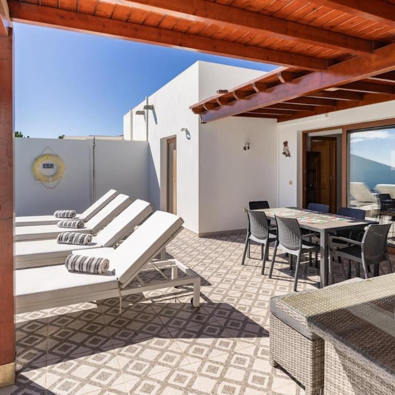 3 bedroom villa with pool and jacuzzi - Three-Bedroom Villa - 14