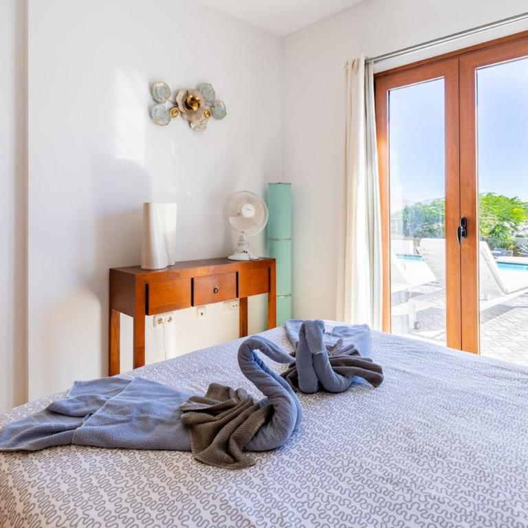 3 bedroom villa with pool and jacuzzi - Three-Bedroom Villa - 43