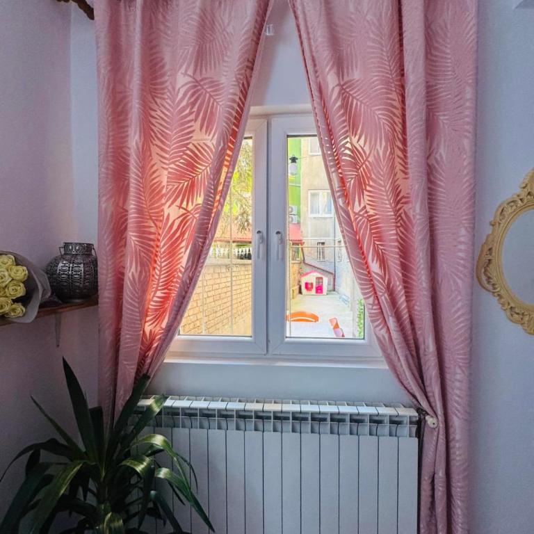 Miss Nareen's Central Apartment, free garage spot - Two-Bedroom Apartment - 25