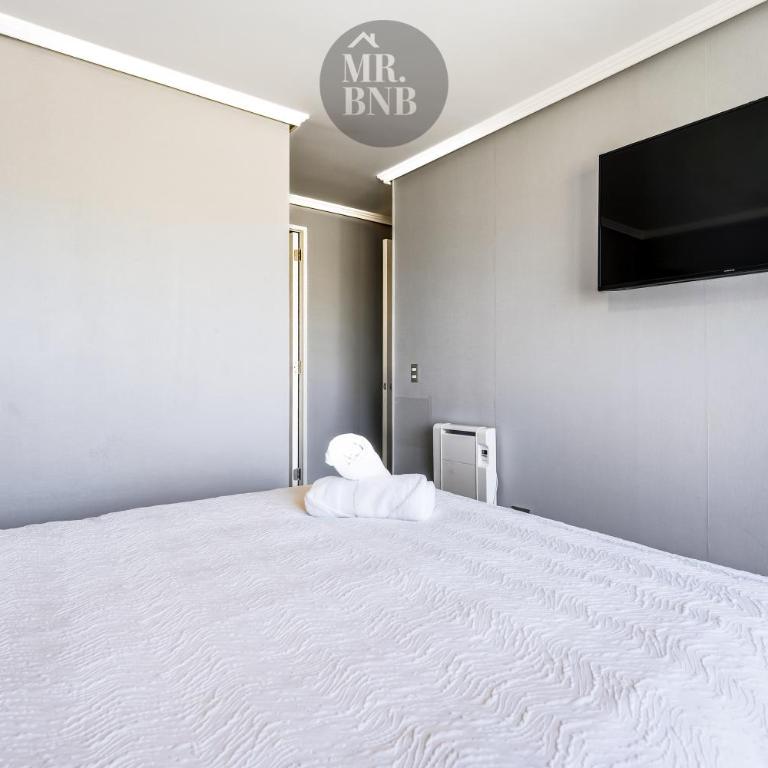 Morandé Apartments by MR BNB - Three-Bedroom Apartment with Mountain View - 14