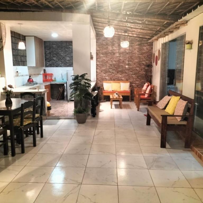 Casa grande en perfecta ubicación cerca al mar - Three-Bedroom House - 9