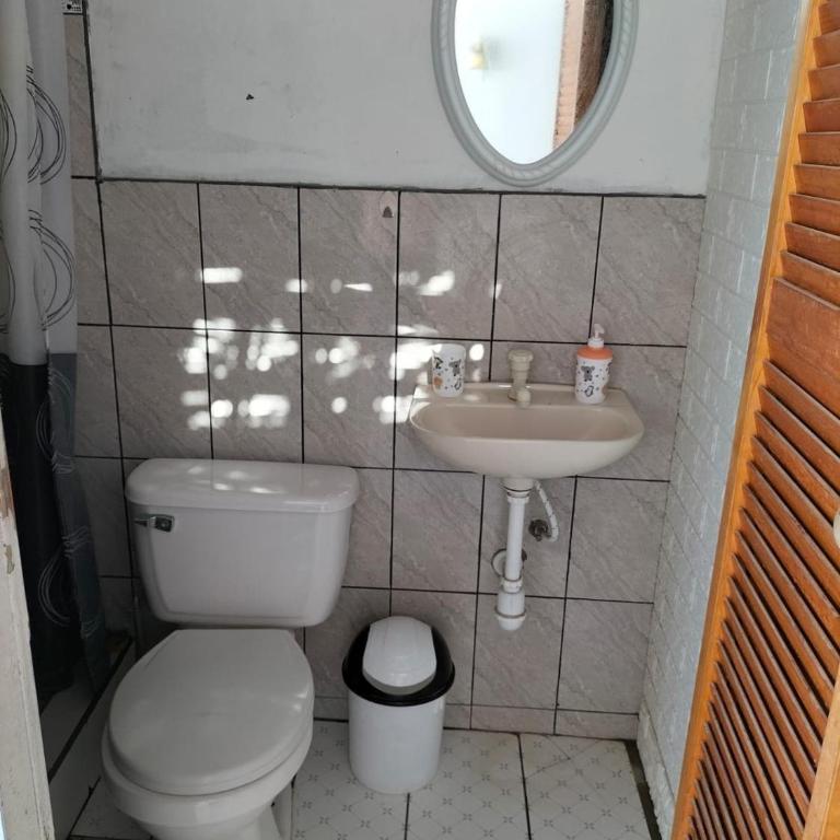Casa grande en perfecta ubicación cerca al mar - Three-Bedroom House - 11