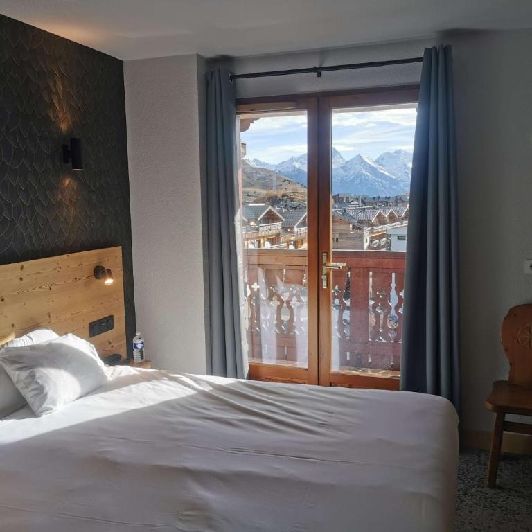 Hotel Les Bruyères - Chambre Double ou Lits Jumeaux Supérieure - Vue sur Montagnes - 1