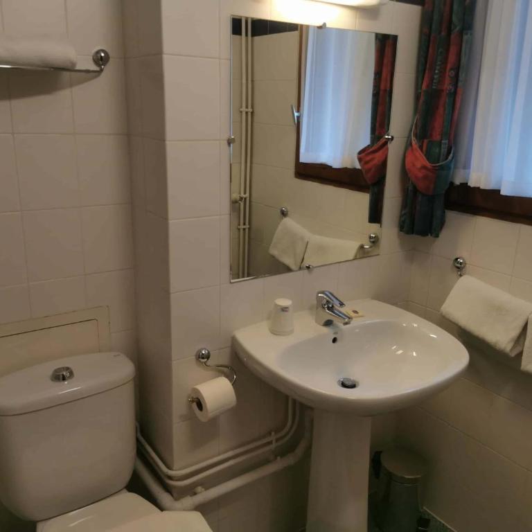 Hotel Les Bruyères - Chambre Double ou Lits Jumeaux avec Balcon - 9