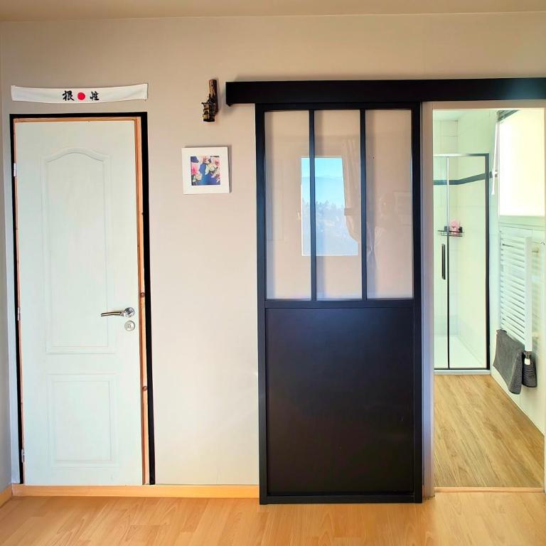 Le Belvédère : chambres et table d'hôtes - Chambre Double ou Lits Jumeaux avec Salle de Bains Privative - 5