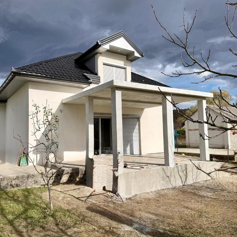 Peace Holiday Home - One-Bedroom House - 2