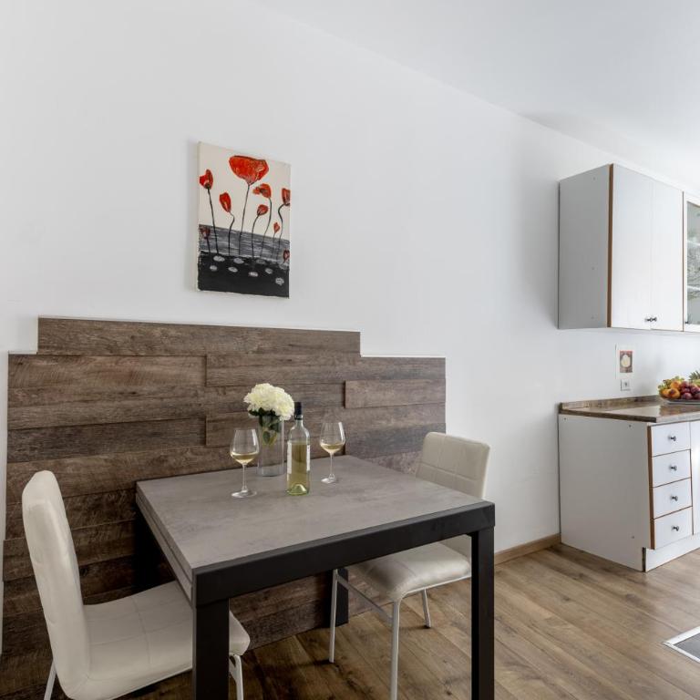 Hostly-The Piramide Soul Roma-10min to Colosseum - Two-Bedroom Apartment - 10