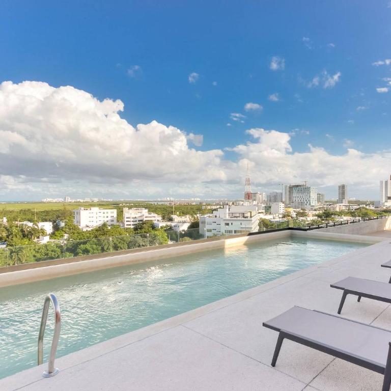 Centrally Located Apartment w Pool / Gym / Cowork - Apartment - 17