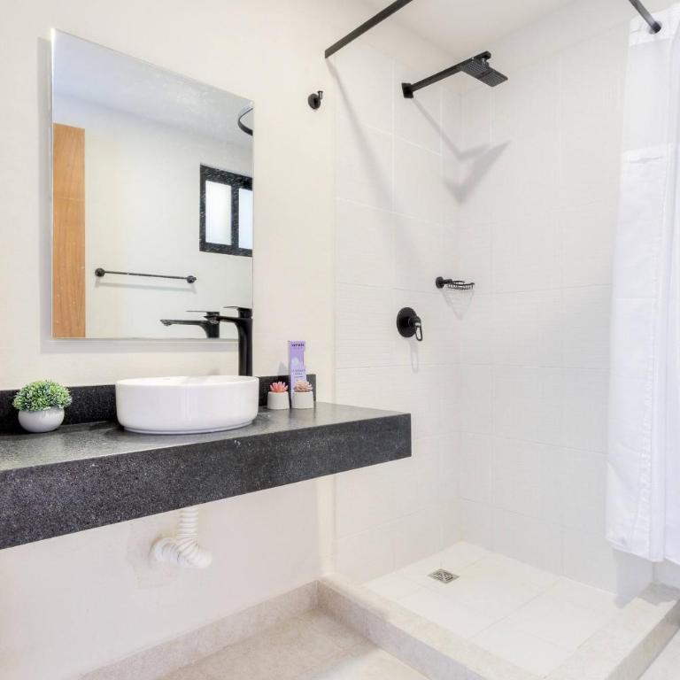 Centrally Located Apartment w Pool / Gym / Cowork - Apartment - 16