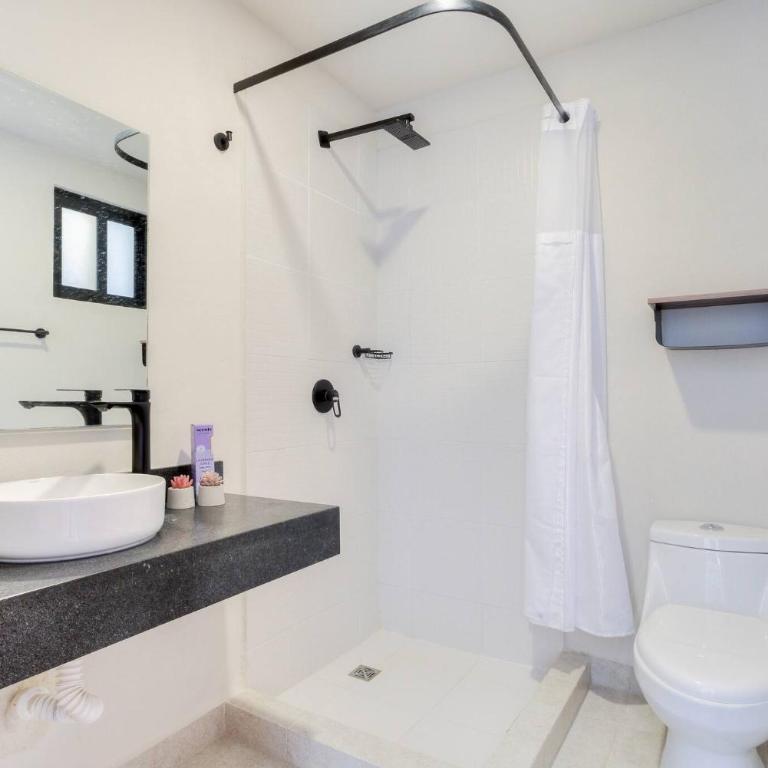 Centrally Located Apartment w Pool / Gym / Cowork - Apartment - 6