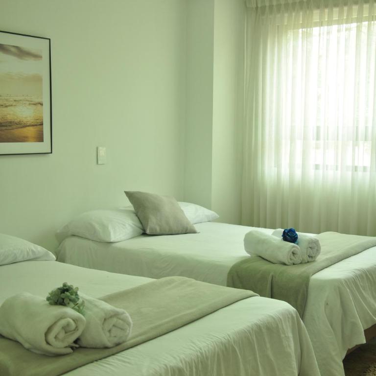 live Medellín desde un Apartamento Céntrico y Cómodo - Three-Bedroom Apartment - 1