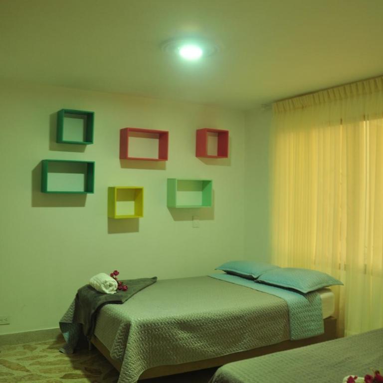 live Medellín desde un Apartamento Céntrico y Cómodo - Three-Bedroom Apartment - 5