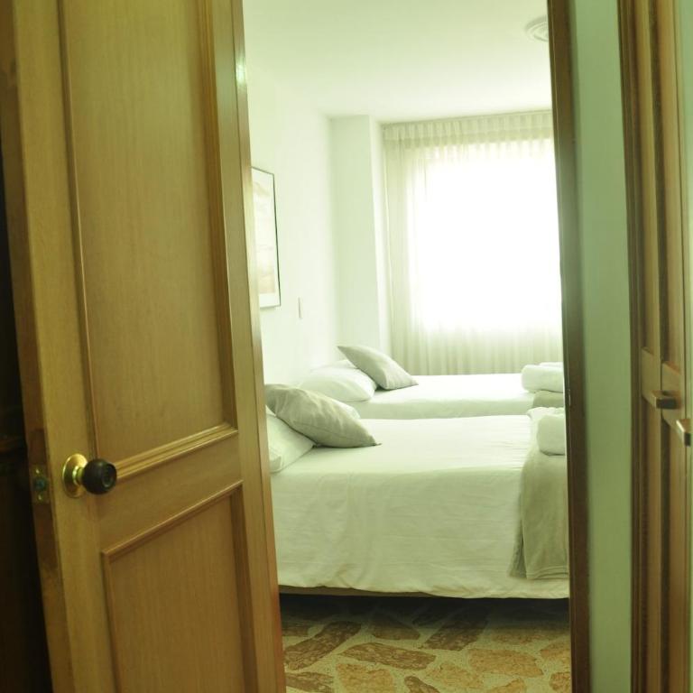 live Medellín desde un Apartamento Céntrico y Cómodo - Three-Bedroom Apartment - 16