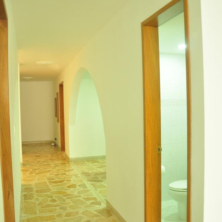 live Medellín desde un Apartamento Céntrico y Cómodo - Three-Bedroom Apartment - 17