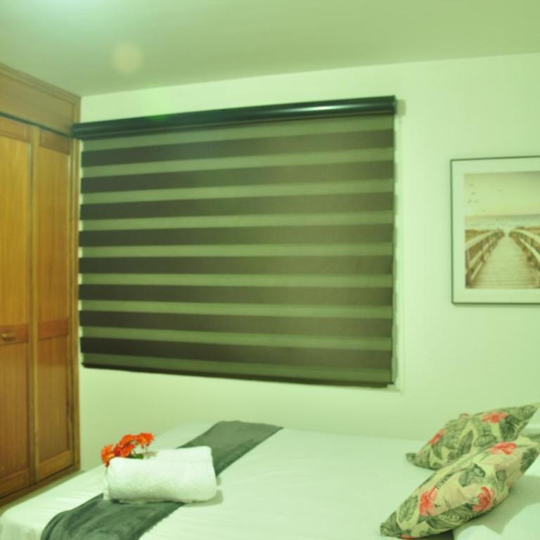 live Medellín desde un Apartamento Céntrico y Cómodo - Three-Bedroom Apartment - 21