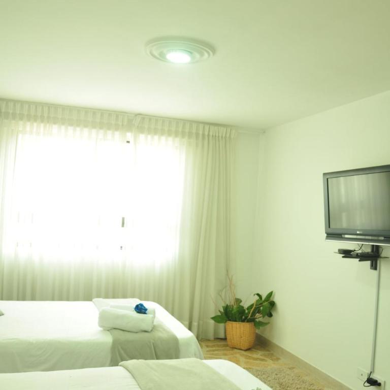 live Medellín desde un Apartamento Céntrico y Cómodo - Three-Bedroom Apartment - 24