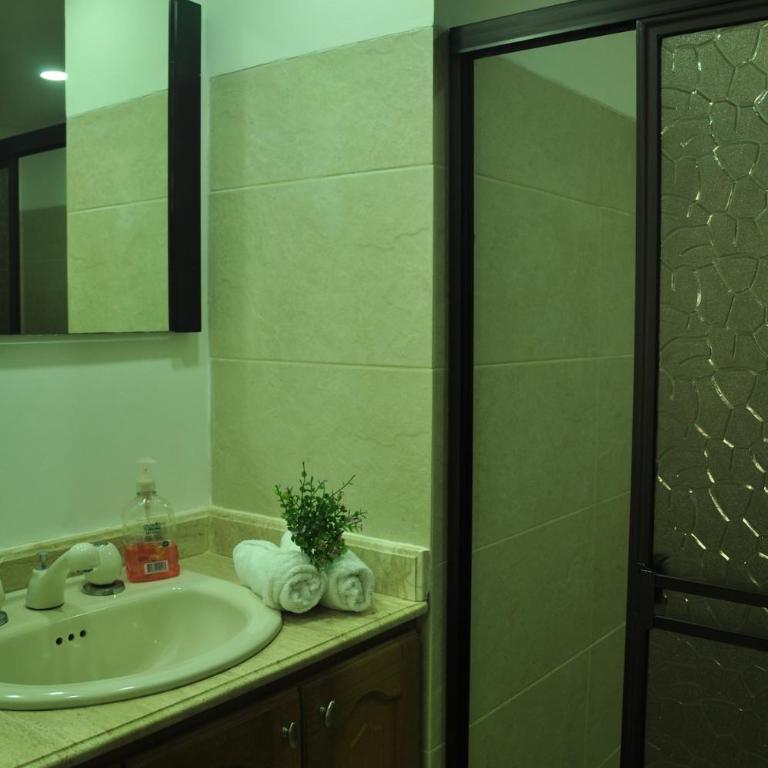 live Medellín desde un Apartamento Céntrico y Cómodo - Three-Bedroom Apartment - 27