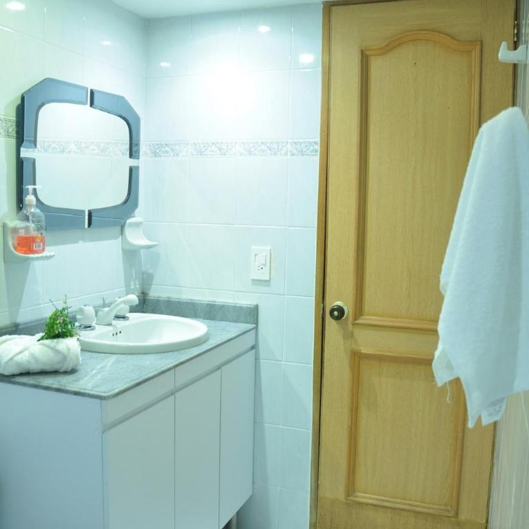 live Medellín desde un Apartamento Céntrico y Cómodo - Three-Bedroom Apartment - 31