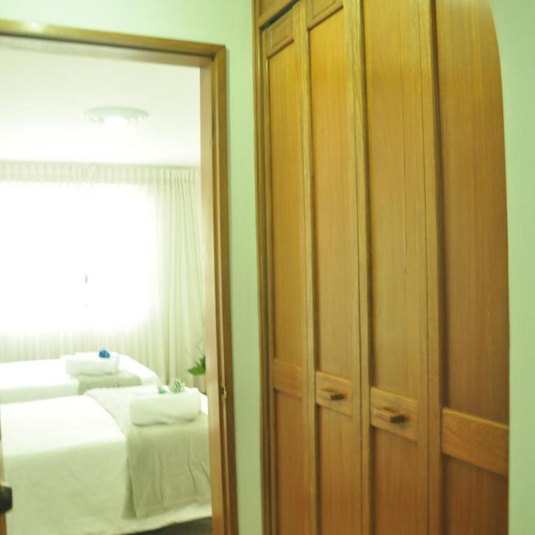 live Medellín desde un Apartamento Céntrico y Cómodo - Three-Bedroom Apartment - 33