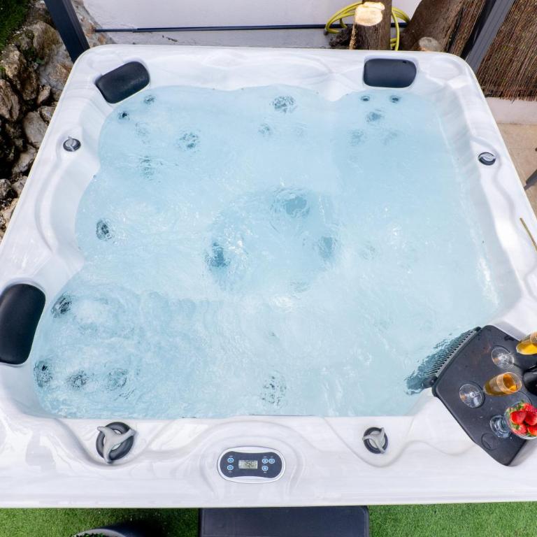 Piscine-Jacuzzi-Sauna -Videoprojecteur Perle Rare - Deluxe Villa - 41
