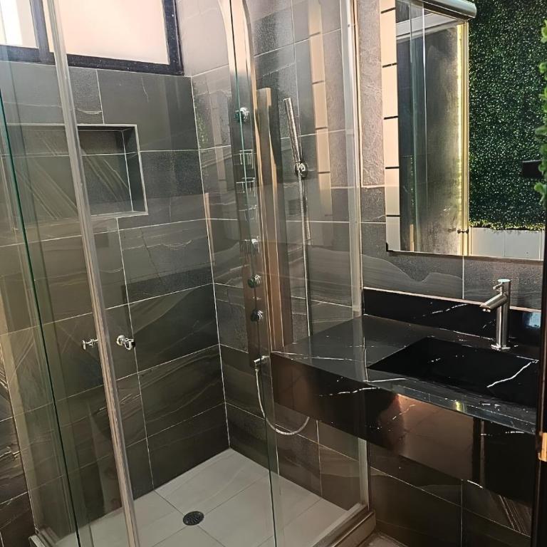 Departamento Black and Gold de lujo, confort y ducha Spa - Two-Bedroom Apartment - 7