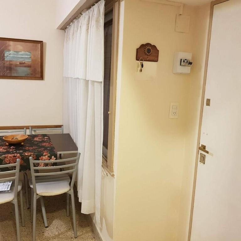 Depto 2 ambientes comodos, Av Luro, zona centro - One-Bedroom Apartment - 5