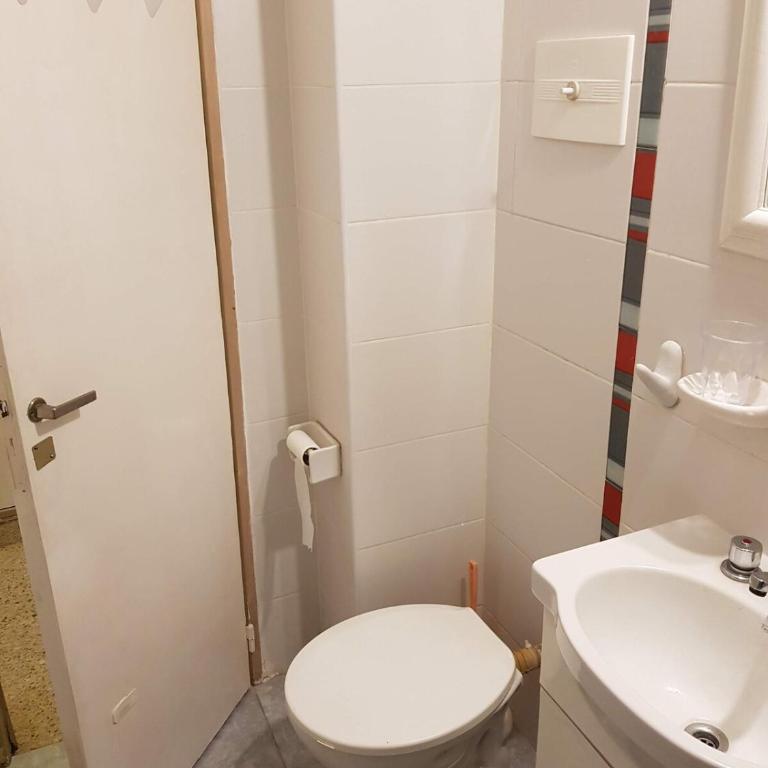 Depto 2 ambientes comodos, Av Luro, zona centro - One-Bedroom Apartment - 15
