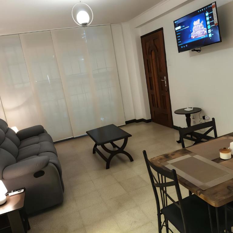 Apartamento Espacioso Como Nuevo con 2 Habitaciones y a 5 minutos de San Bernardino con Ascensor Operativo - Two-Bedroom Apartment - 1